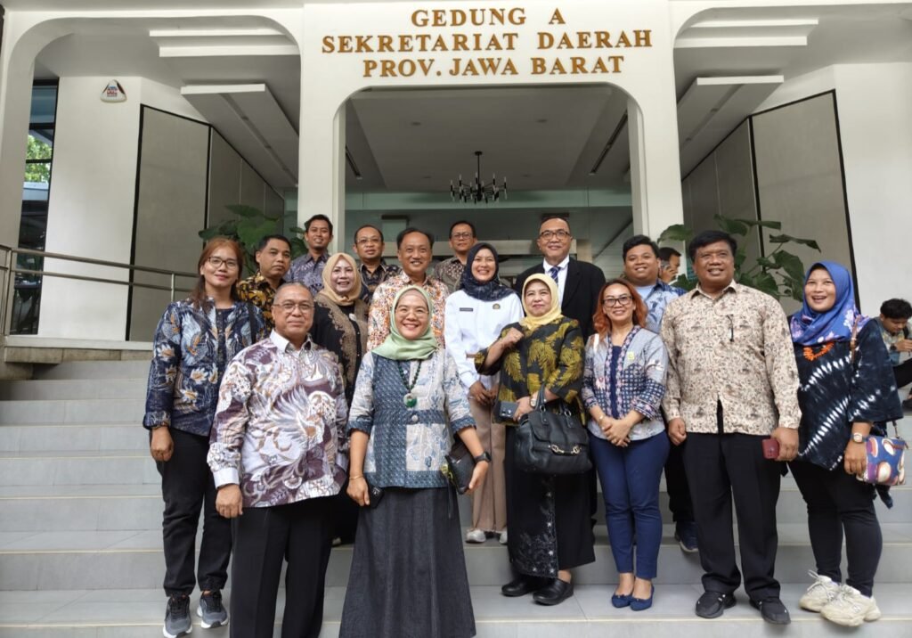 IMG_20241024_163257-1024x716 Upaya Peningkatan Kualitas Tenaga Kerja, FKLPID Jawa Barat Resmi Dilantik