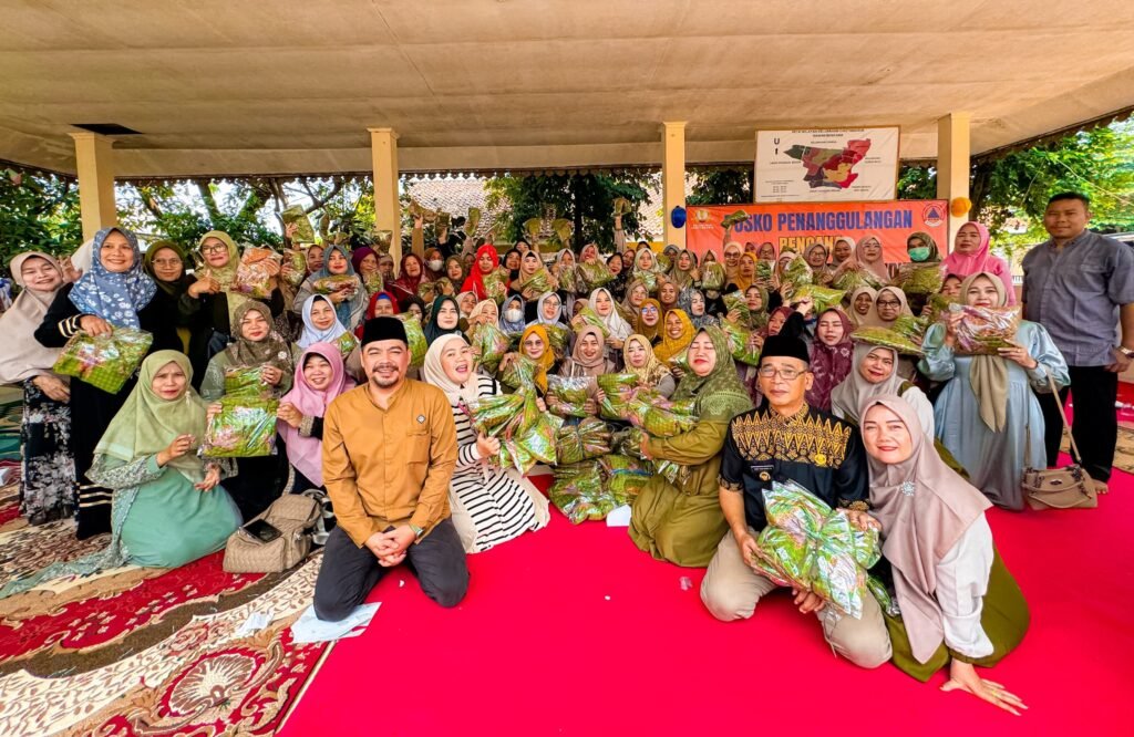 IMG_20241027_194139-1024x666 LPM Ciketingudik Serahkan Bantuan Seragam Pengajian Muslimat NU