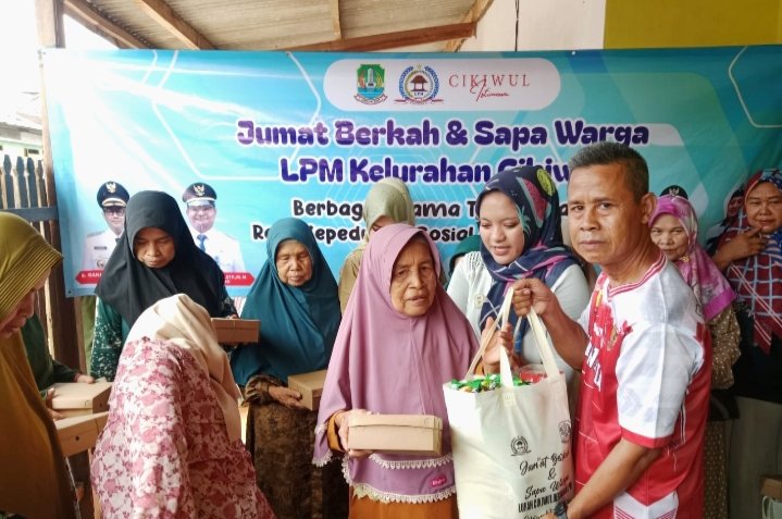 IMG_20241130_125100 Konsisten Sejak Pandemi Covid, LPM Cikiwul Giatkan Jumat Berkah dan Sapa Warga
