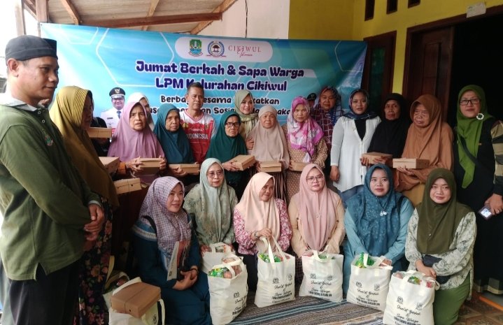 IMG_20241130_125119 Konsisten Sejak Pandemi Covid, LPM Cikiwul Giatkan Jumat Berkah dan Sapa Warga