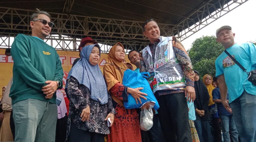 IMG_20241208_210948-1024x568 Dirangkai Santunan dan Donasi Bantuan Korban Bencana Sukabumi, Tri Adhianto Hadiri Gebyar Warga Ciketingudik