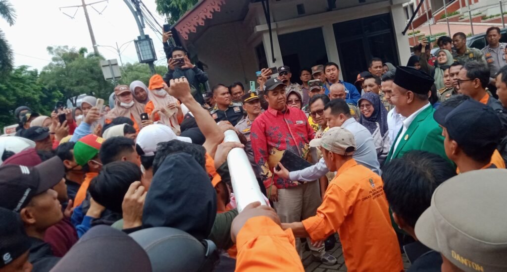 IMG_20241216_125247-1024x549 Tuntut Pembayaran Upah, Ratusan PHL Kaliasem Geruduk Kantor DPRD Kota Bekasi