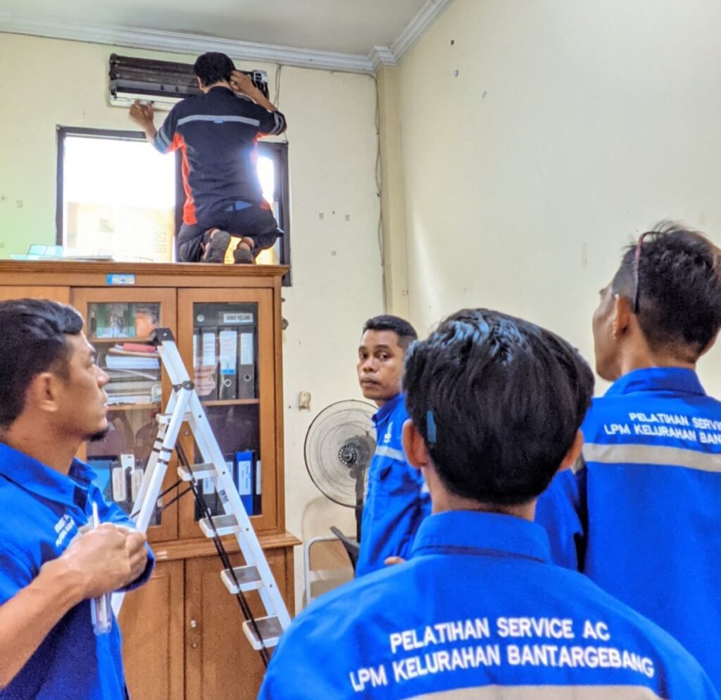 IMG_20250104_162645-1-1024x995 Gali Potensi Pemuda, LPM Bantargebang Berikan Pelatihan Cara Perbaiki Mesin Pendingin Udara
